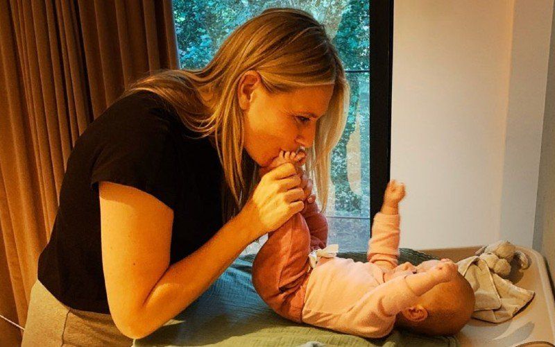 Nathalie Meskens en Natalia posten open en bloot foto van terwijl ze borstvoeding geven