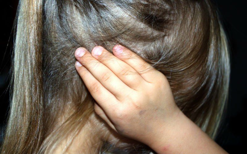 Verschrikkelijk: moeder (34) mishandelt 3-jarig dochtertje tot ze bijna sterft