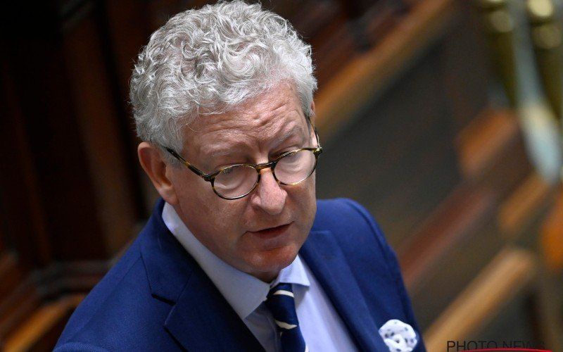 Minister Pieter De Crem: "Blijf in België"