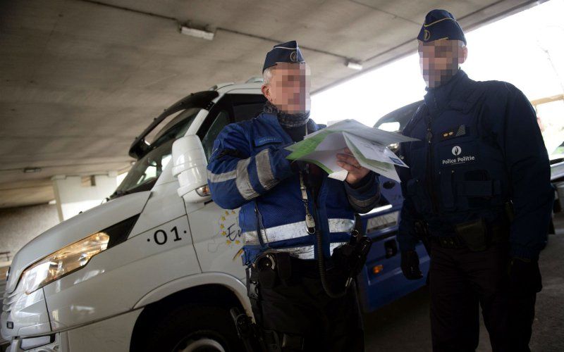 Vrachtwagenchauffeur doet akelige ontdekking in Antwerpen: Zeven vluchtelingen zitten verscholen in zijn oplegger