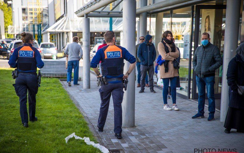 Politie grijpt in bij mensen die mondmasker niet of verkeerd dragen: "Zonder pardon 250 euro boete"