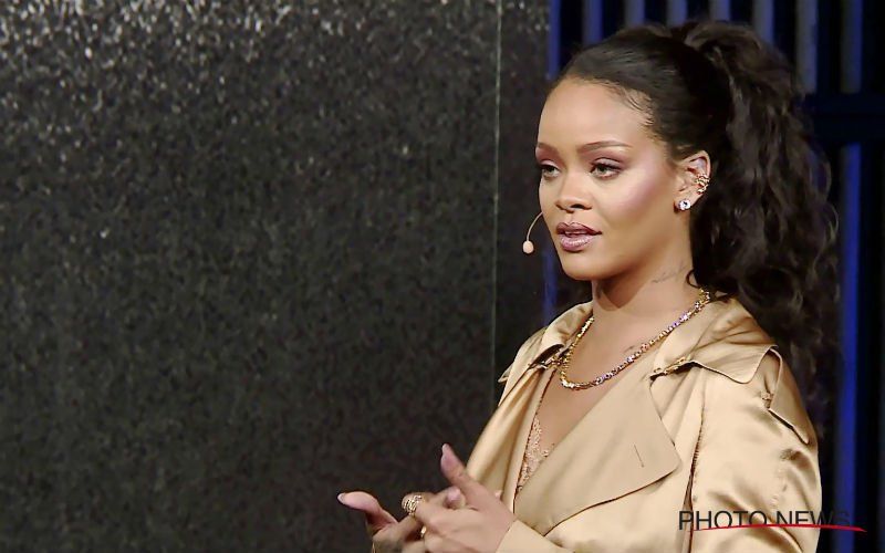 Fans van Rihanna worden helemaal gek: "Dit is er aan de hand met haar"