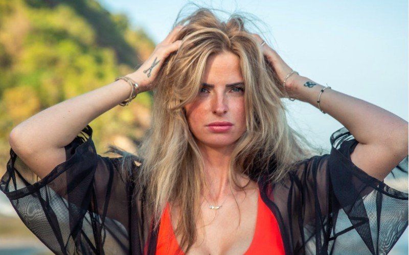Simone uit ‘Temptation Island’ zet Instagram in vuur en vlam met sexy beachfoto