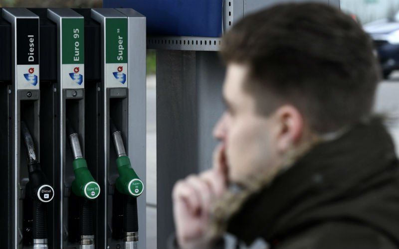 Benzineprijzen swingen de pan uit: "Kassa-kassa voor de regering"