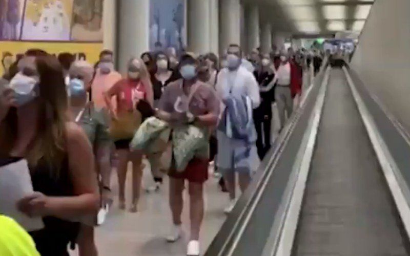 Marc Van Ranst vreest voor vakantiegangers: In Mallorca verdringen toeristen elkaar op luchthaven
