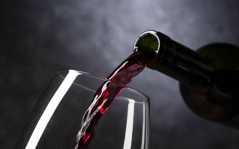 Ernstige waarschuwing voor flessen rode wijn na dood van vrouw in Puurs: "Verwittig de politie onmiddellijk"