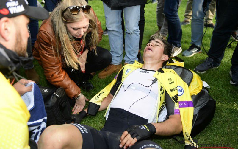Wout Van Aert barst in tranen uit na Parijs-Roubaix