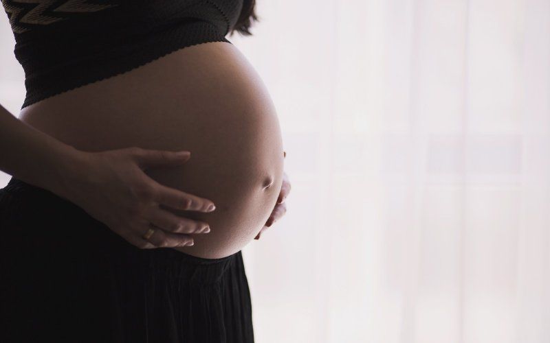 Zwangere vrouwen worden ernstiger ziek door deltavariant: "Dit is zeer verontrustend"