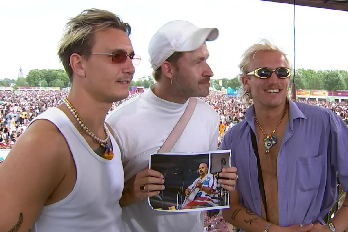 Goldband-lid wordt ten huwelijk gevraagd op podium tijdens optreden