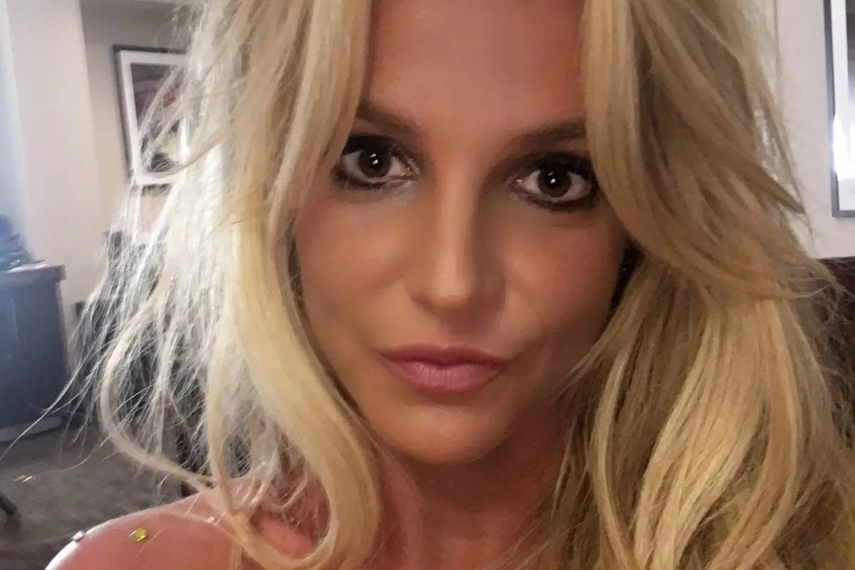 Britney Spears deelt heftige video waarin ze naakt over een strand rolt