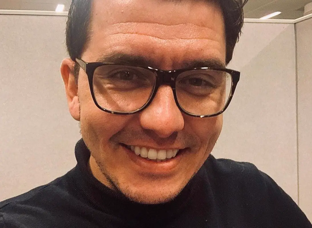 Jan Smit gespot op tv met enorme onderkin