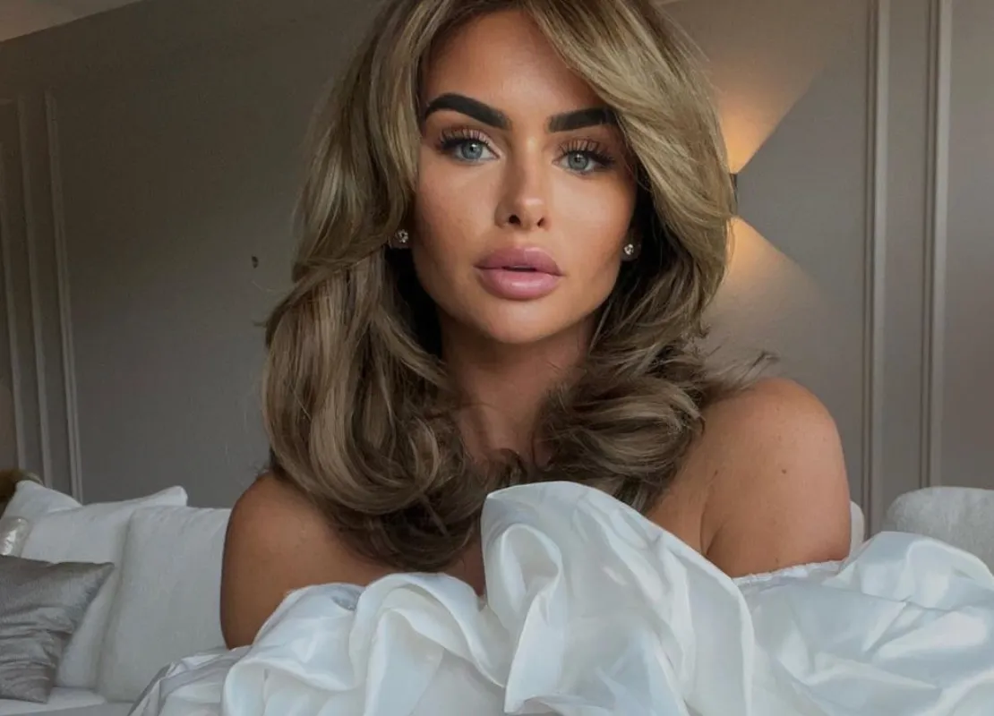 Sarah van Soelen showt inkijk in blouseje op Instagram-foto