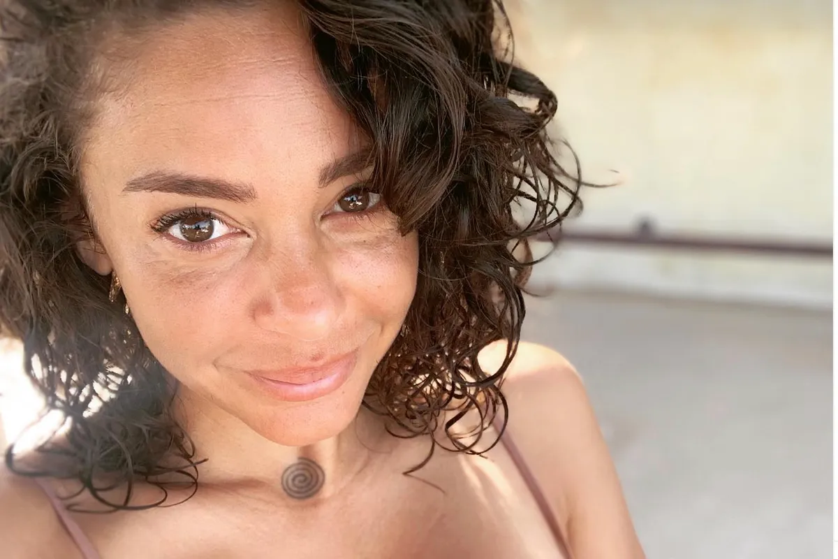 Fajah Lourens showt hoe ze er nu zonder borstimplantaten uit ziet