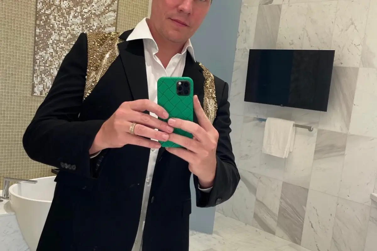 De 28 jaar jongere vrouw van DJ Tiësto (53) is zwanger