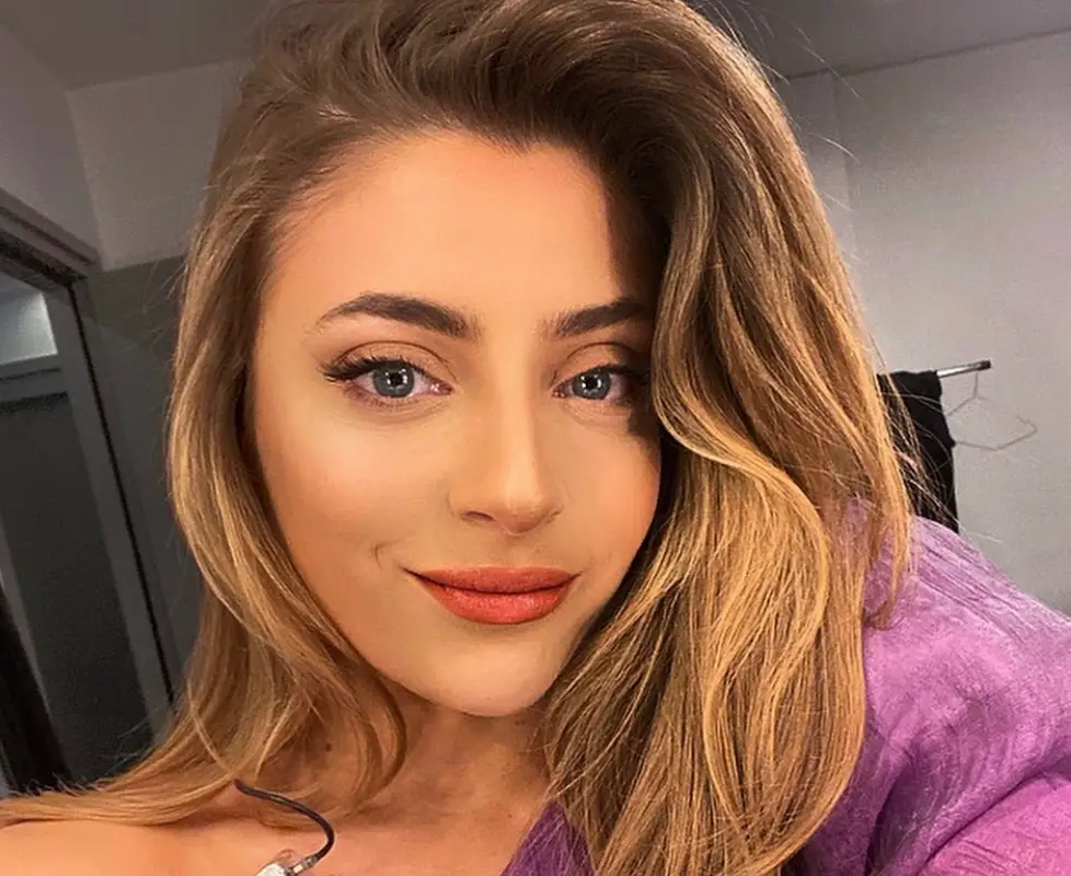 Zien: OG3NE-zusje Amy scheurt uit haar broek op het podium