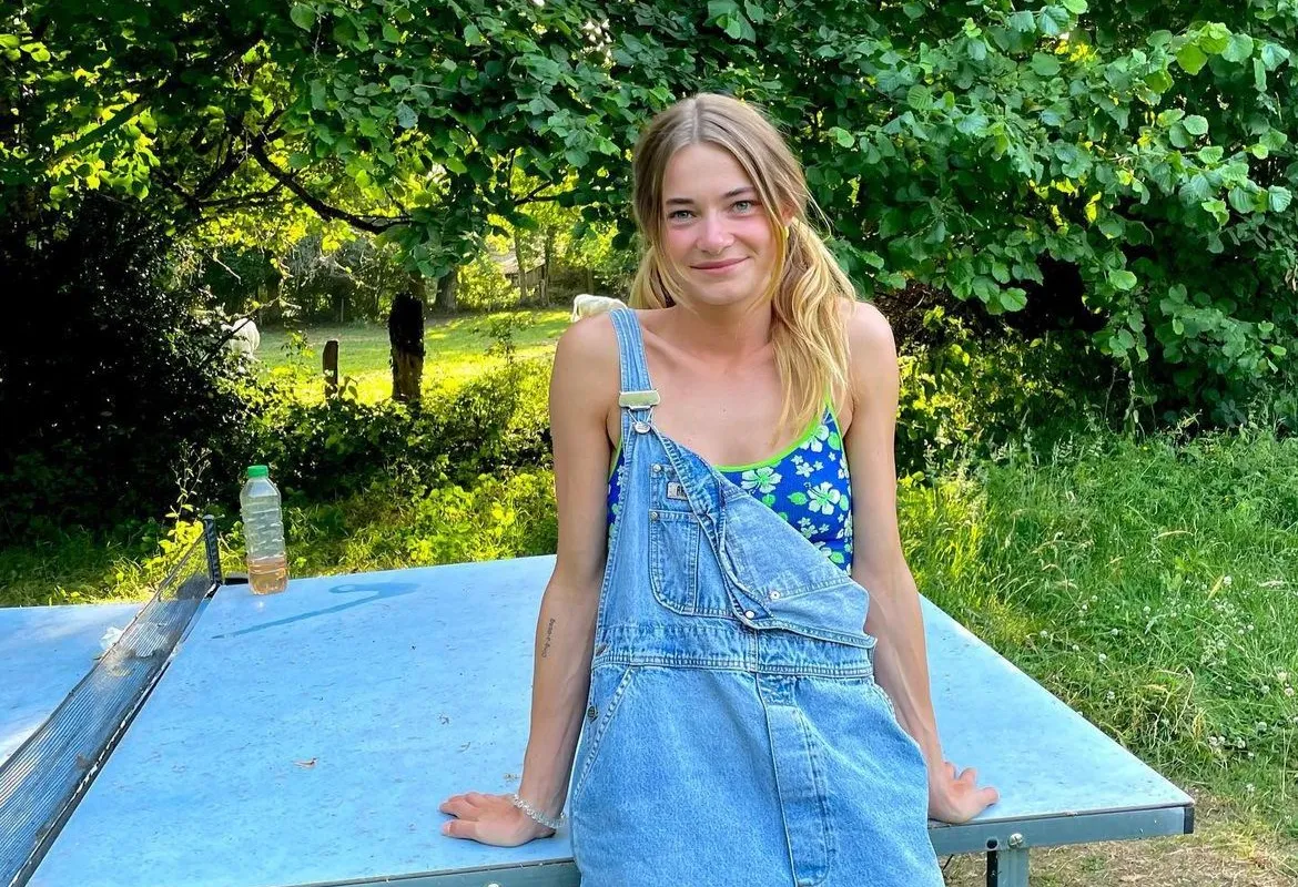 Kijkers storen zich aan Emma Wortelboer zonder BH over hobbelige weg