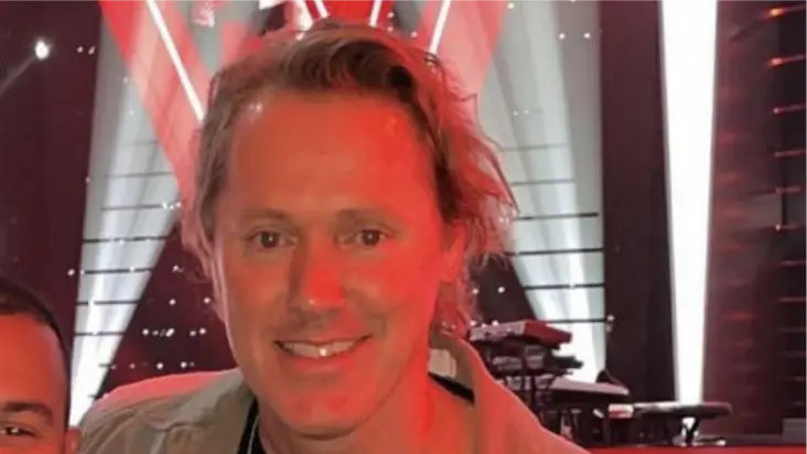 Jeroen Rietbergen gespot op vliegveld, steekt middelvinger op naar camera