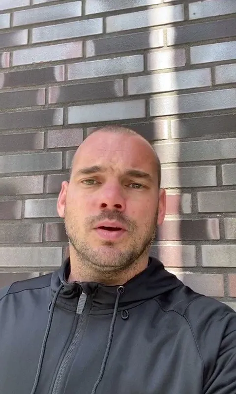 Wesley Sneijder meerdere malen gespot met déze knappe dame