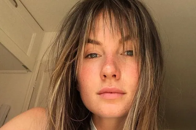 Maan shockeert fans en gaat ineens voor een kort blond kapsel: 'Blondes have more fun!'