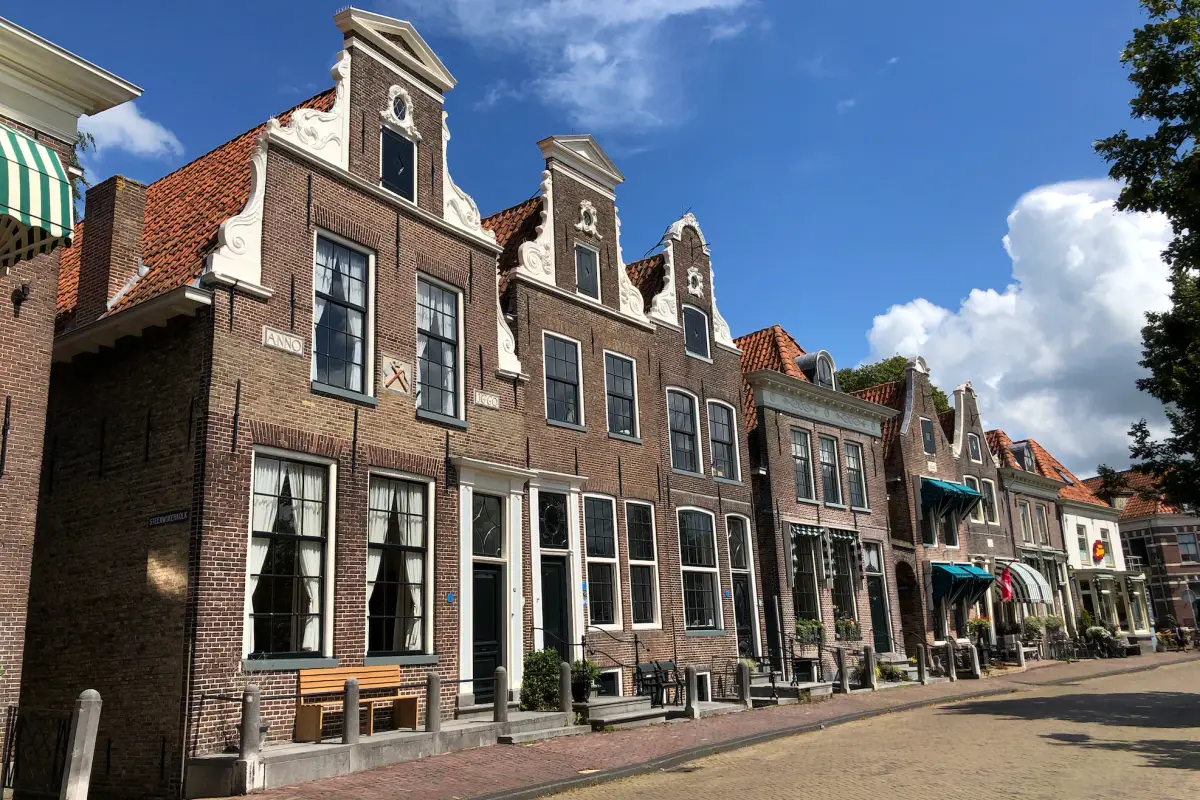 Vrouw vergeet heel opmerkelijk schilderij weg te halen voor Funda-foto
