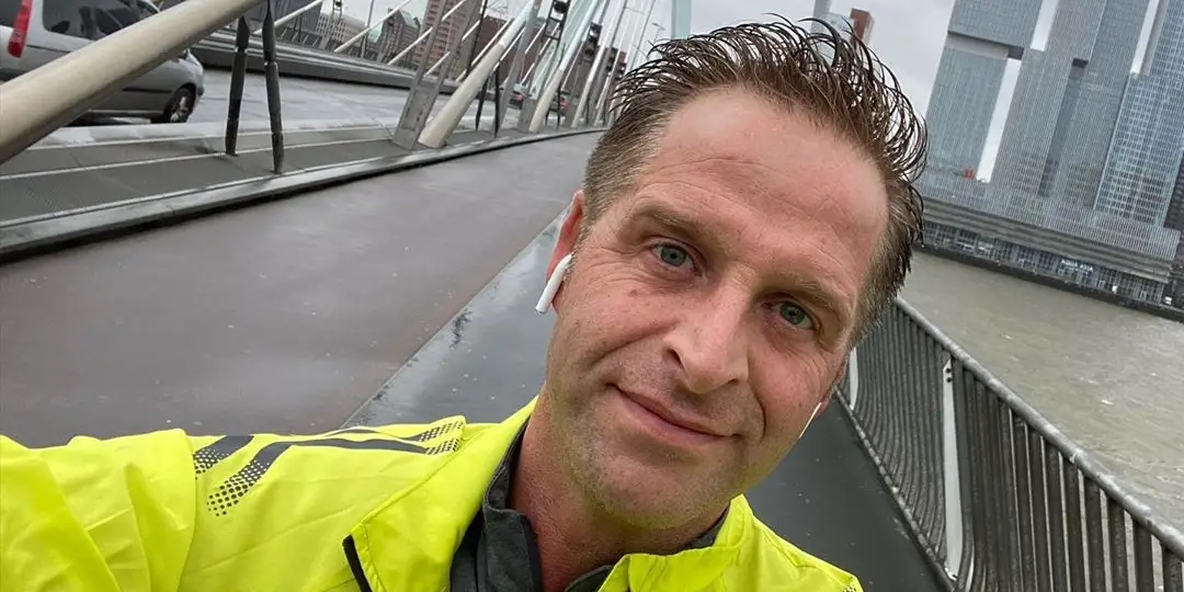 Zo ziet de knappe vrouw van Hugo de Jonge eruit