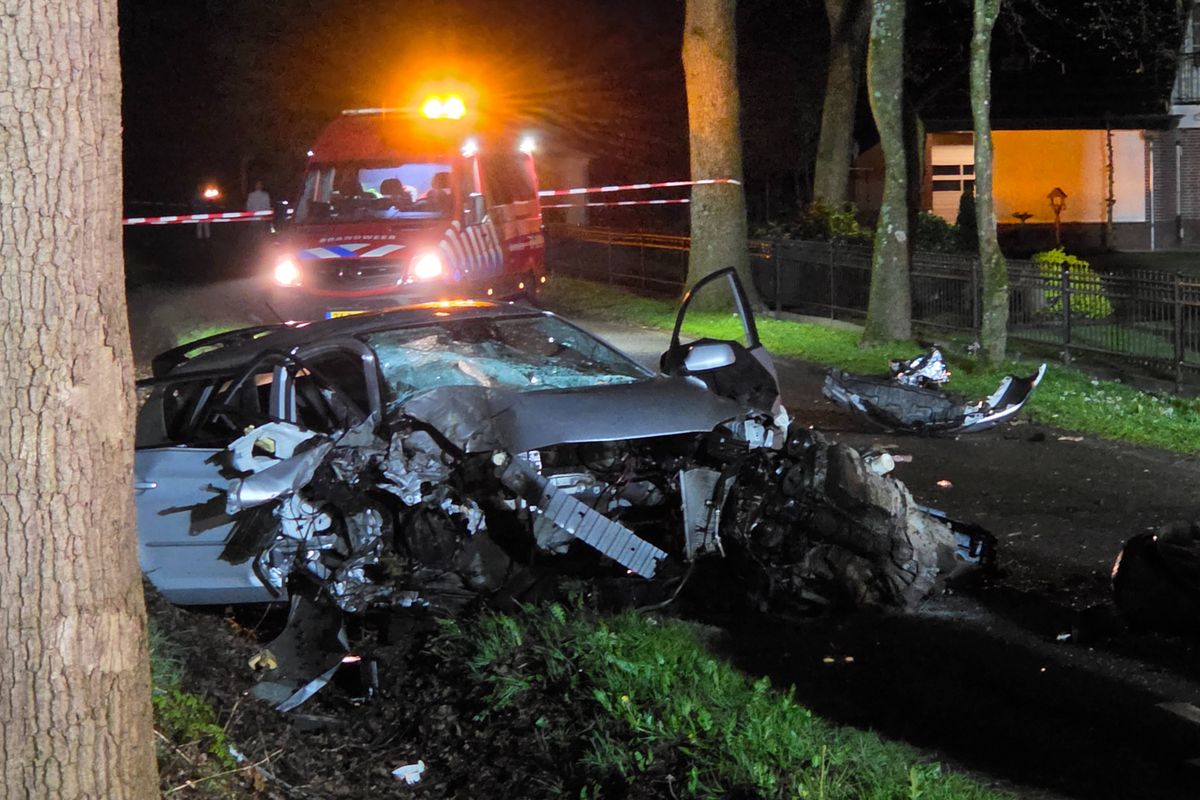 Vier gewonden bij zware crash in Wekerom: één slachtoffer met trauma-arts naar ziekenhuis Utrecht