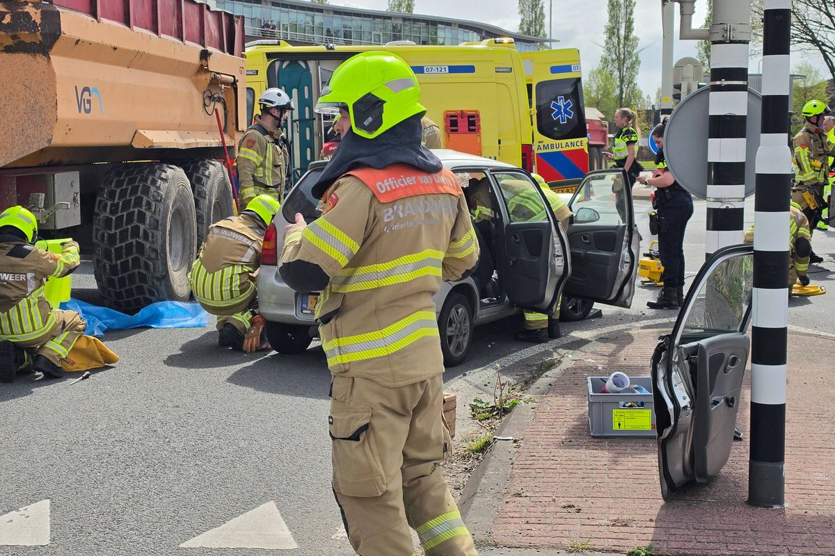 Persoon ernstig gewond bij aanrijding tussen een tractor en een personenauto op de N224 in Ede