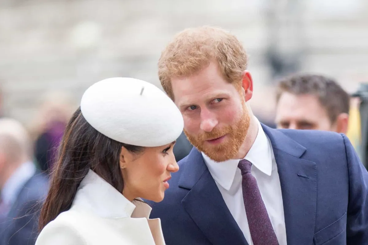 Meghan Markle bedolven onder kritiek nadat foto met zoontje Archie uitlekt: "Schandalig!"