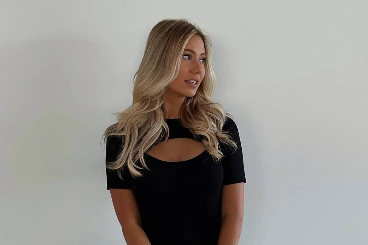 Ex-Miss België Celine Van Ouytsel doet harten sneller slaan in doorschijnende outfit: "Ja kroket!"