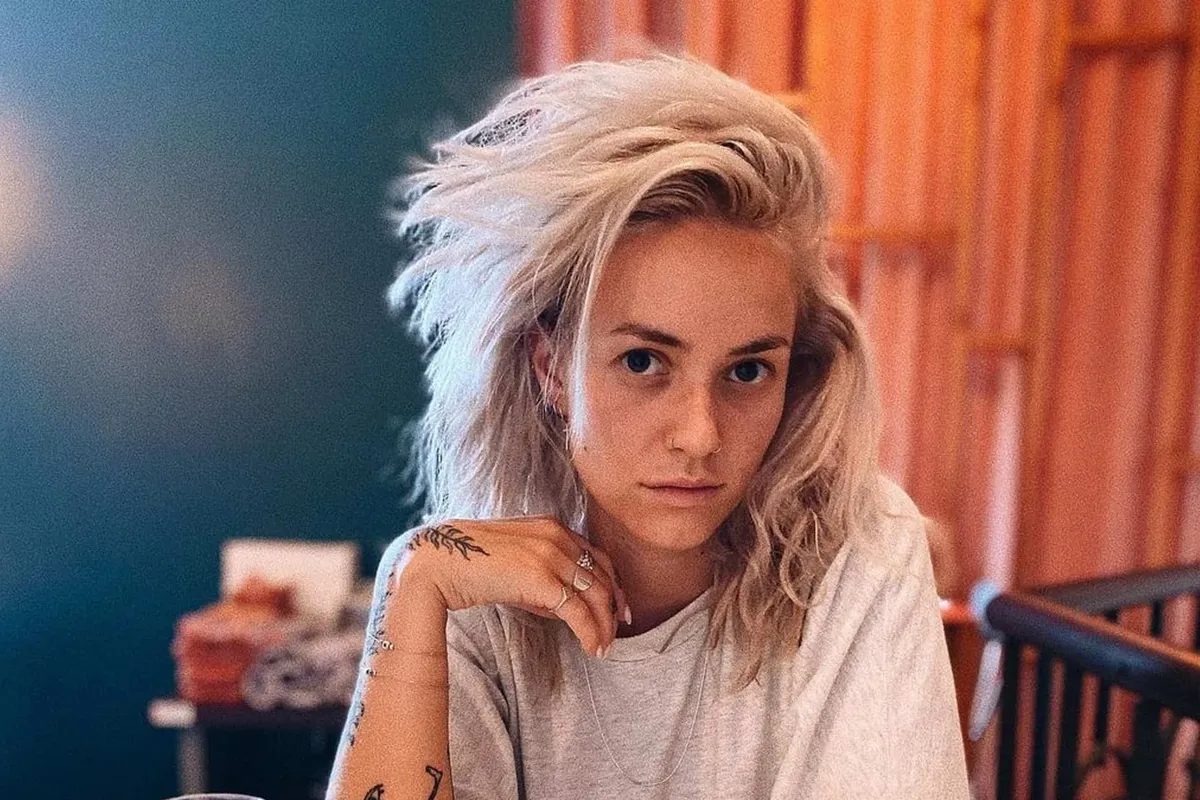 "Grafkelders onder mijn ogen": Jitske Van de Veire verrast volgers met eerlijke selfie zonder make-up