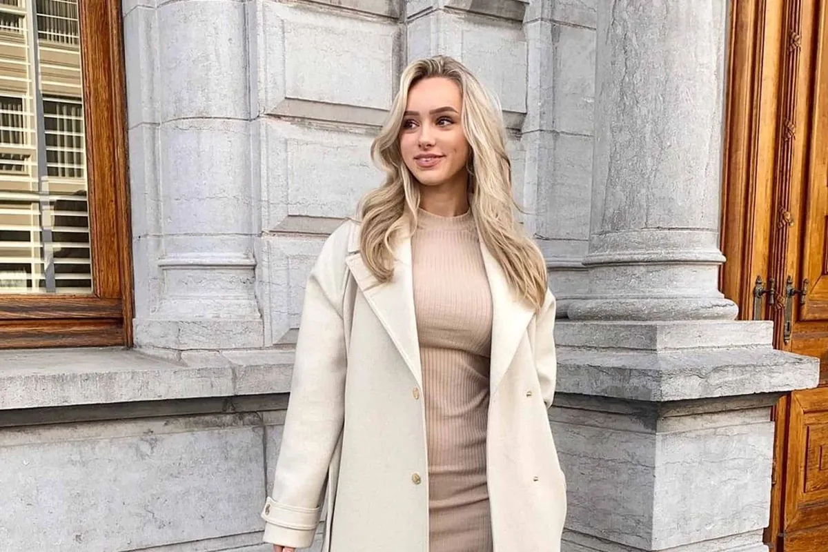 Knappe Amy Sonck heeft heimwee naar de zomer en laat vol in haar boezem kijken: "Babe!"