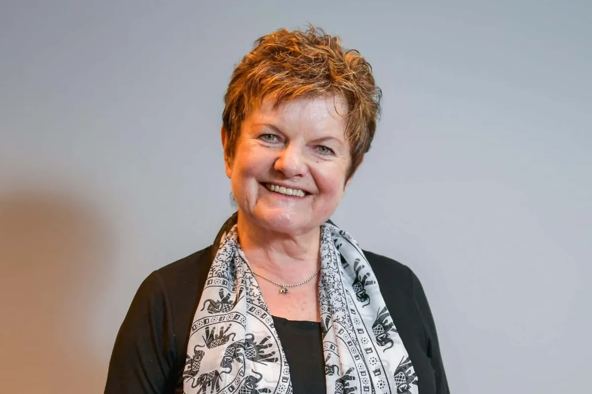 Actrice Janine Bischops kapot van verdriet na overlijden: "Net een uur zitten wenen"