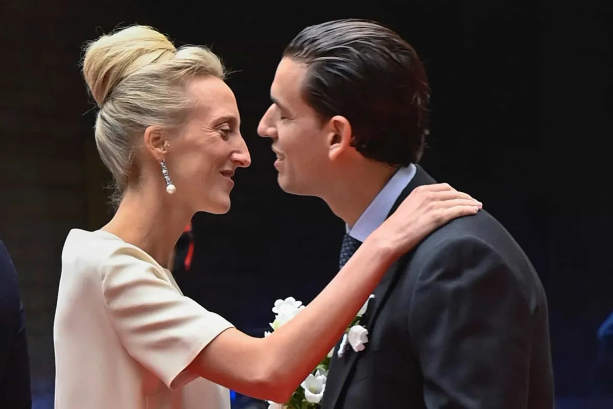 Bizarre outfit op huwelijk van prinses Maria Laura trekt de aandacht