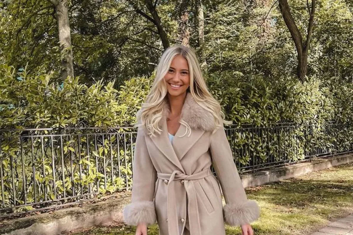 Ex-Miss België Celine Van Ouytsel deelt sexy foto waarop ze pronkt met goedgevulde boezem: "Waanzin"