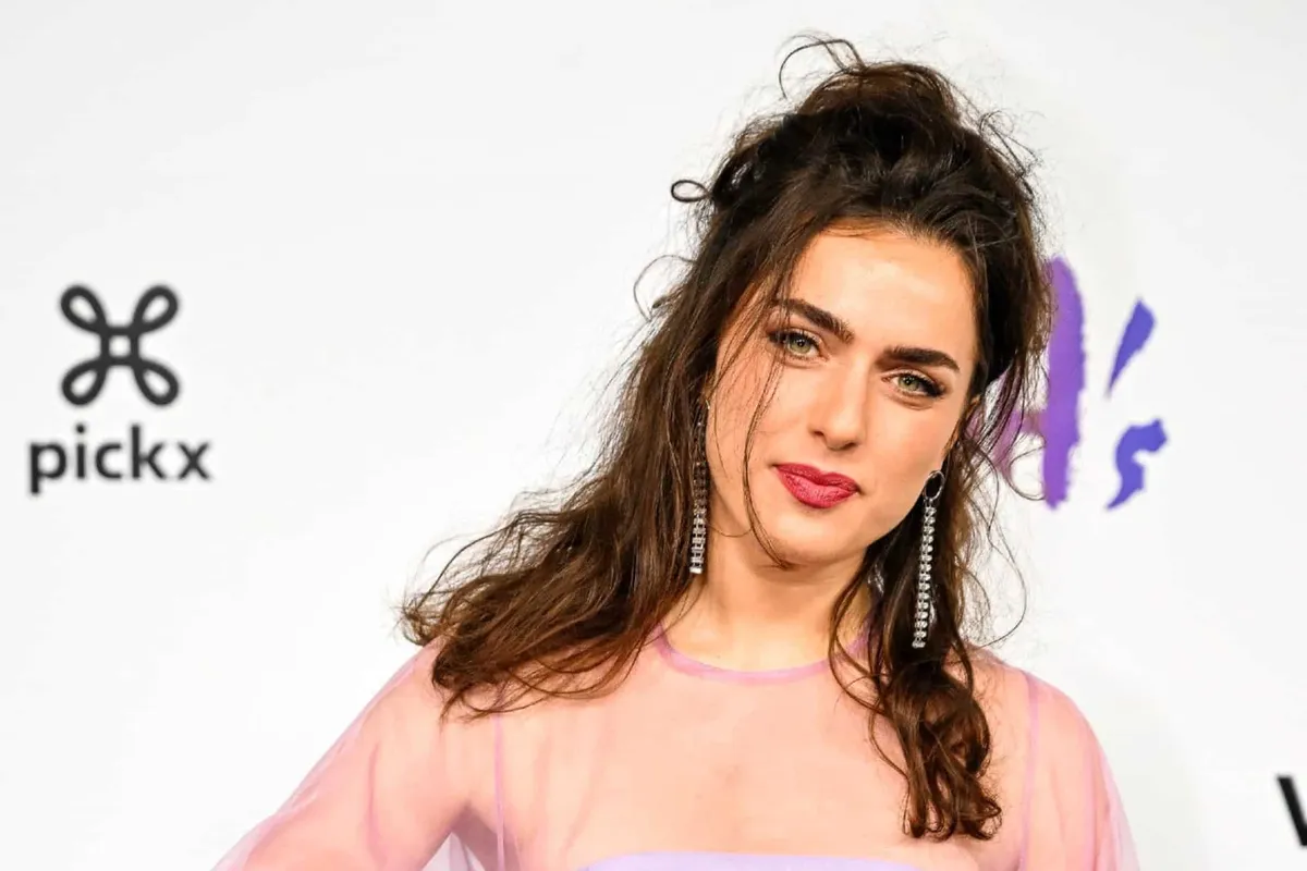 Olga Leyers speelt haar troeven uit in bijzonder strakke outfit: "Misschien topje maat groter kopen"