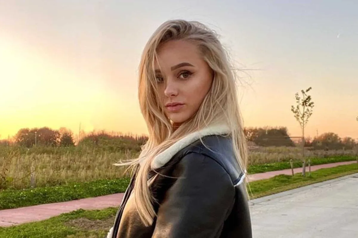 Amy Sonck is jarig en trakteert haar volgers op een wel heel pikante foto van haar volle boezem