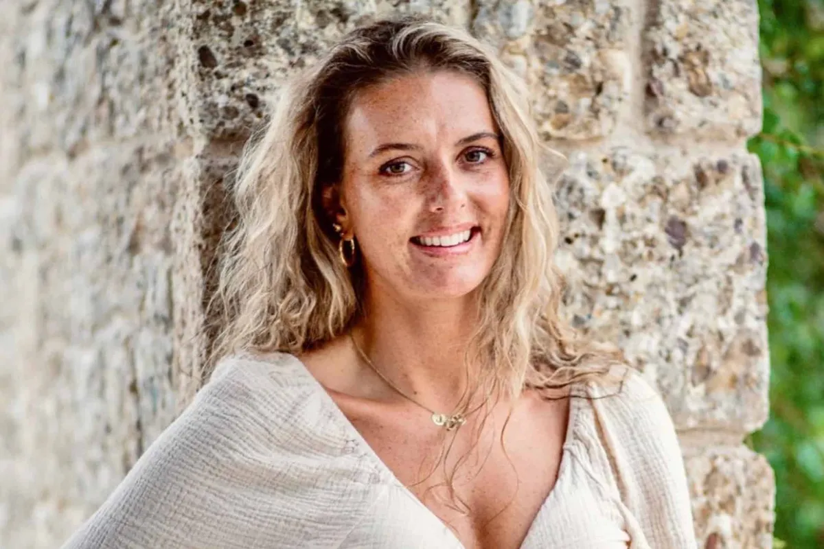 Madieke uit 'The Bachelor' zorgt voor erg pikante momenten en maakt haar borsten nat
