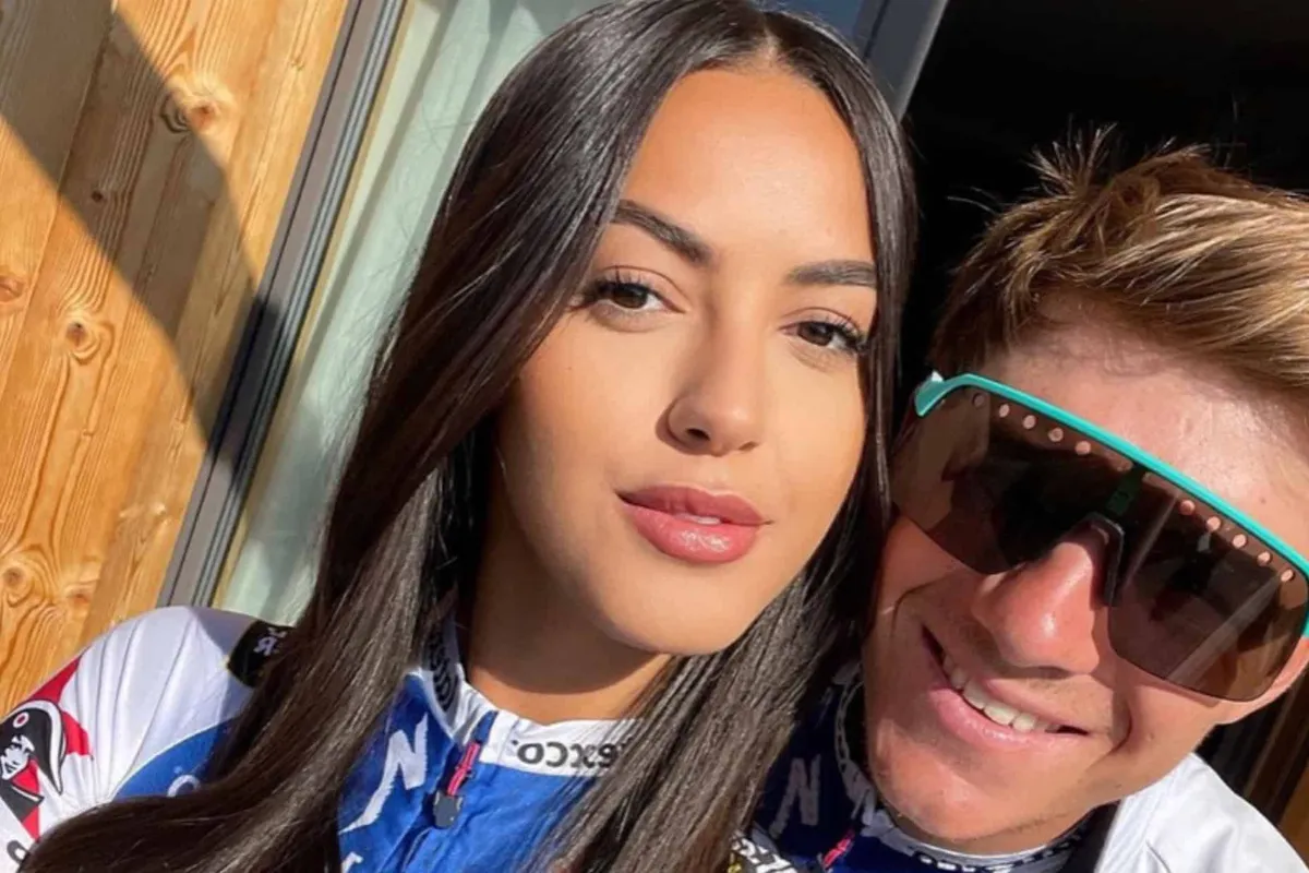 Oumi gooit al haar troeven in de strijd op foto met verloofde Remco Evenepoel