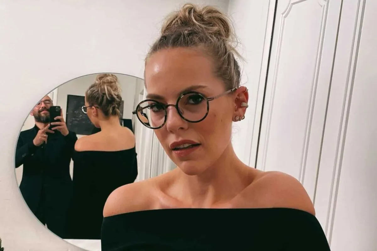 Dina Tersago erg onder de indruk van Eline De Munck die al haar troeven showt in sexy badpak