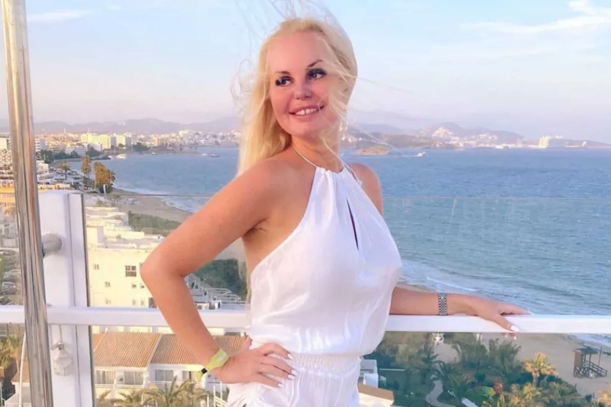 Lesley-Ann Poppe doet Instagram bijna ontploffen met foto van naakte borsten: "Damn!"