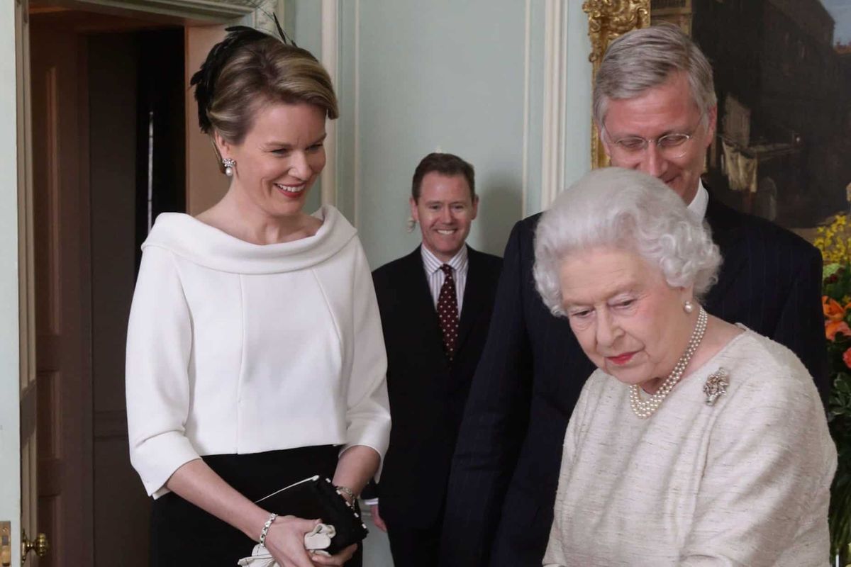 Erg aangeslagen koning Filip en koningin Mathilde reageren voor het eerst op overlijden Queen Elizabeth II