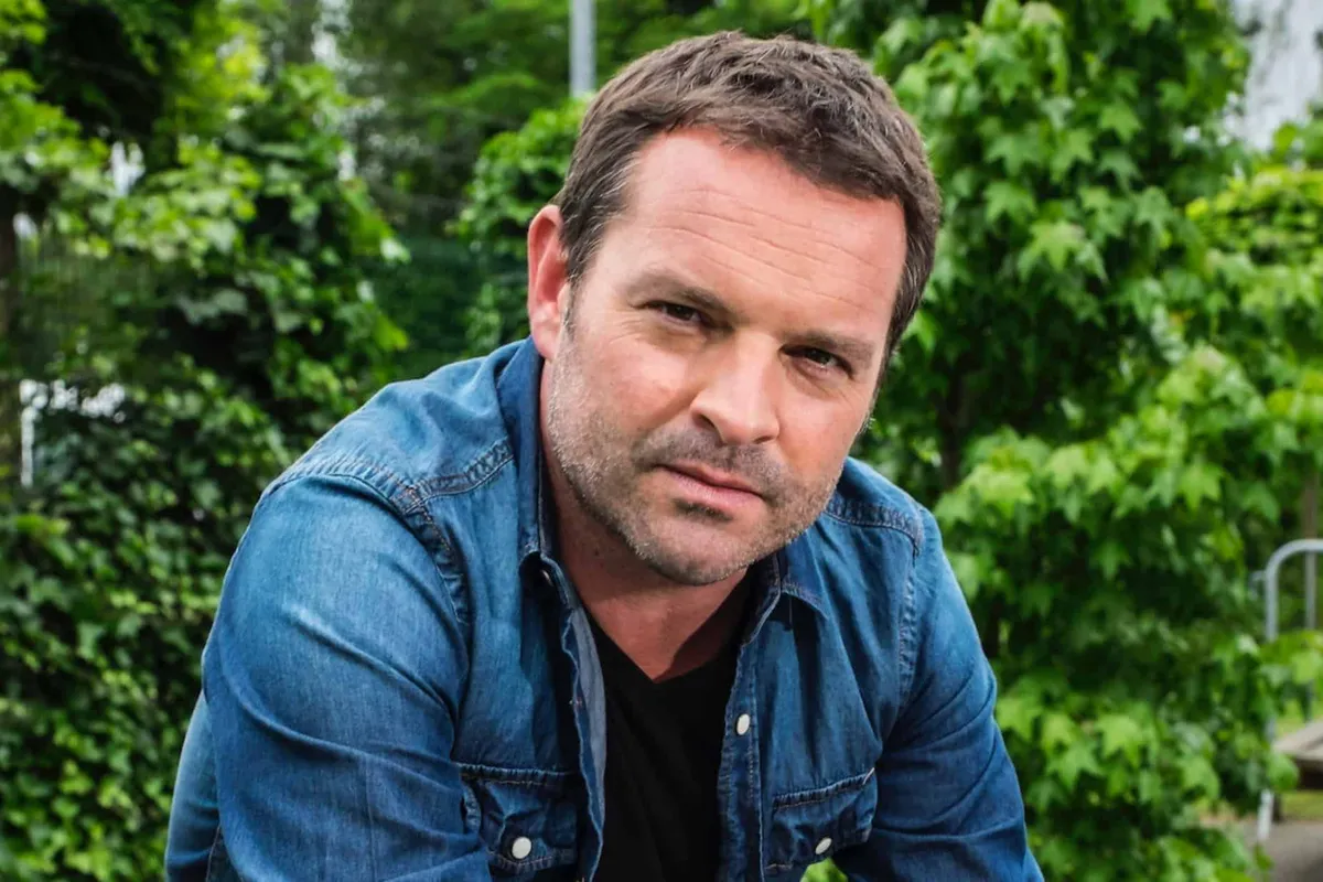 Na beschuldigen van grensoverschrijdend gedrag: Adriaan Van den Hoof kondigt groot nieuws aan