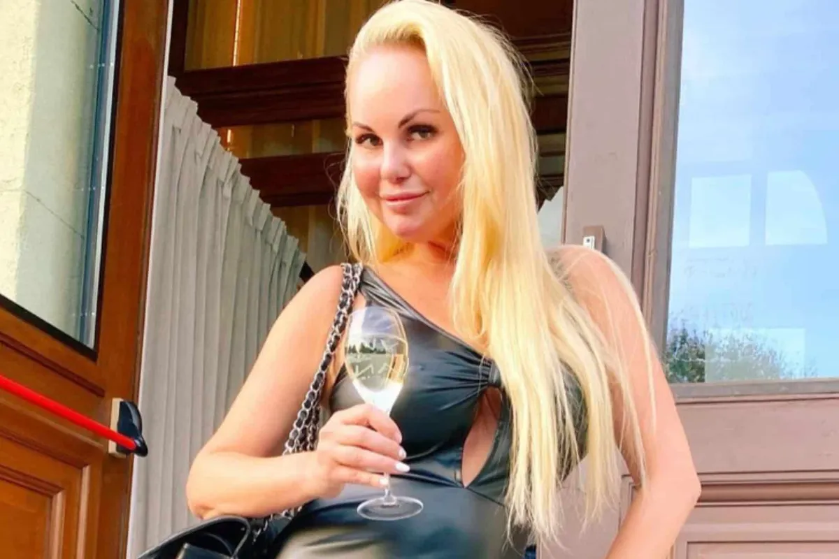 Lesley-Ann Poppe toont tepelpiercings in doorzichtig jurkje: "Zo hot!"