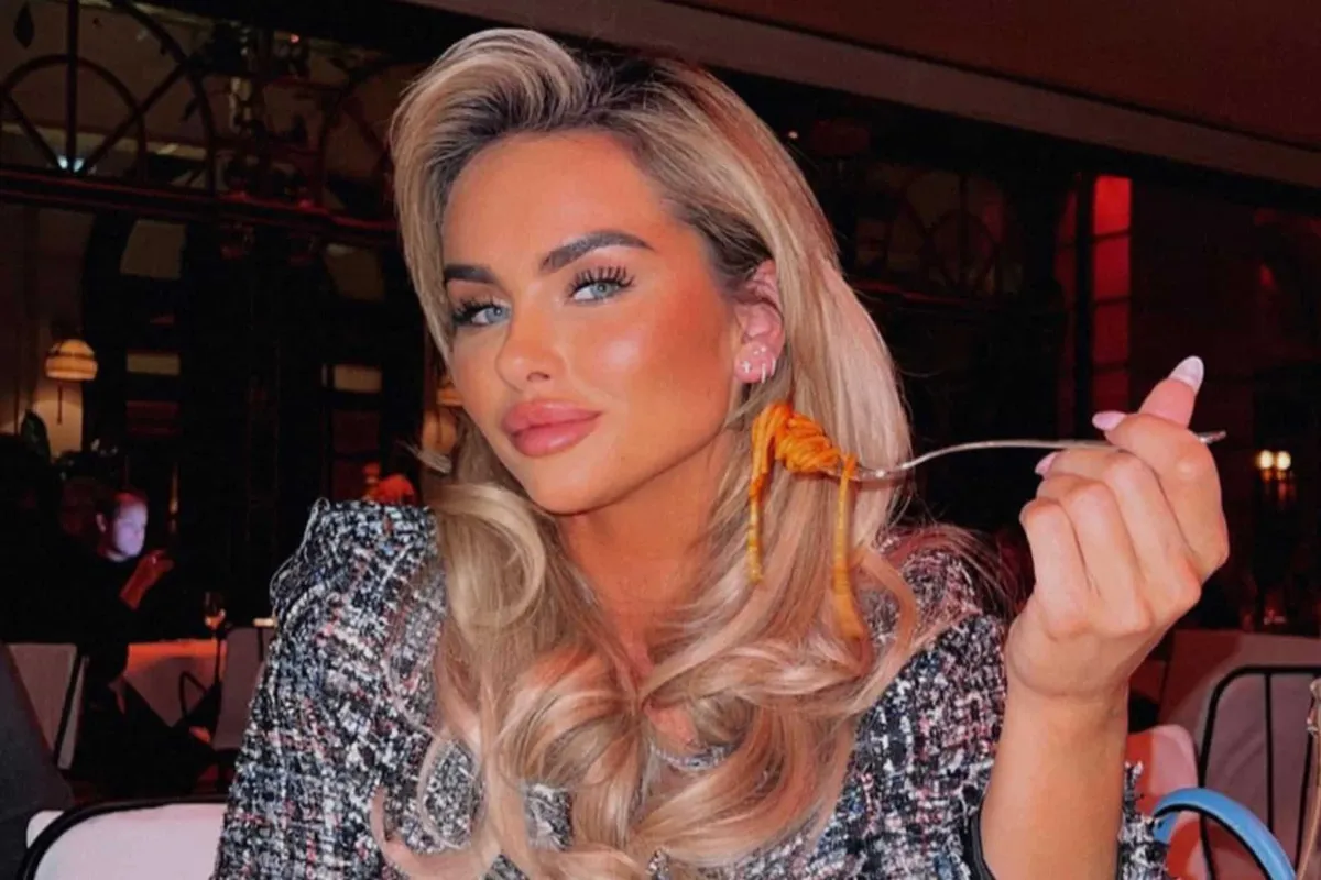 Sarah van Soelen laat wel heel diep in haar volle boezem kijken en laat ex André Hazes zien wat hij mist: "Babe!"