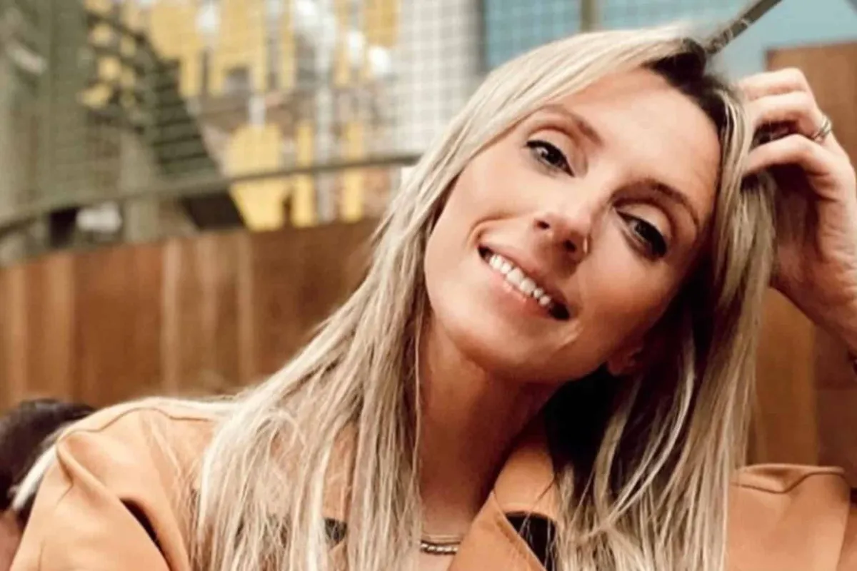 'Thuis'-actrice Tine Priem doet haar kleren uit en blaast volgers omver in sexy badpak: "Knapperd"