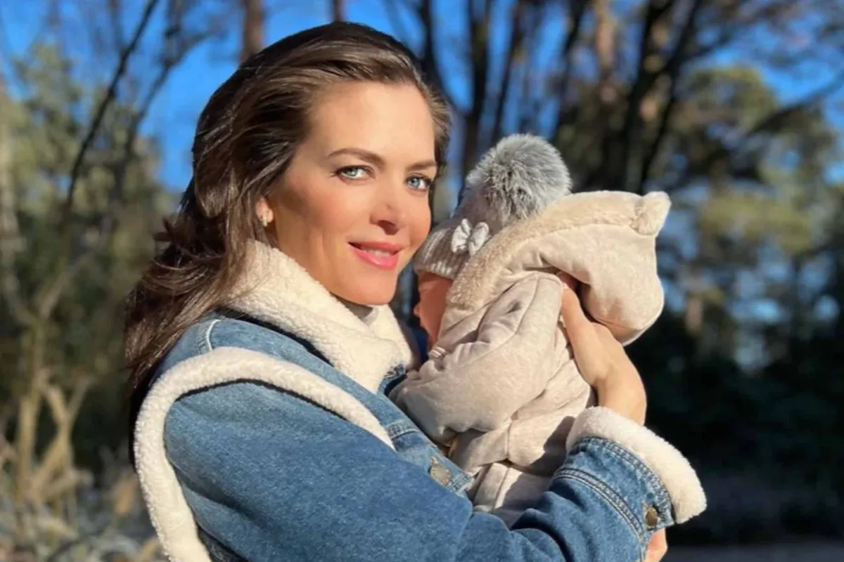 Astrid Coppens deelt wondermooie beelden van haar pasgeboren dochtertje: "Juist de mama"