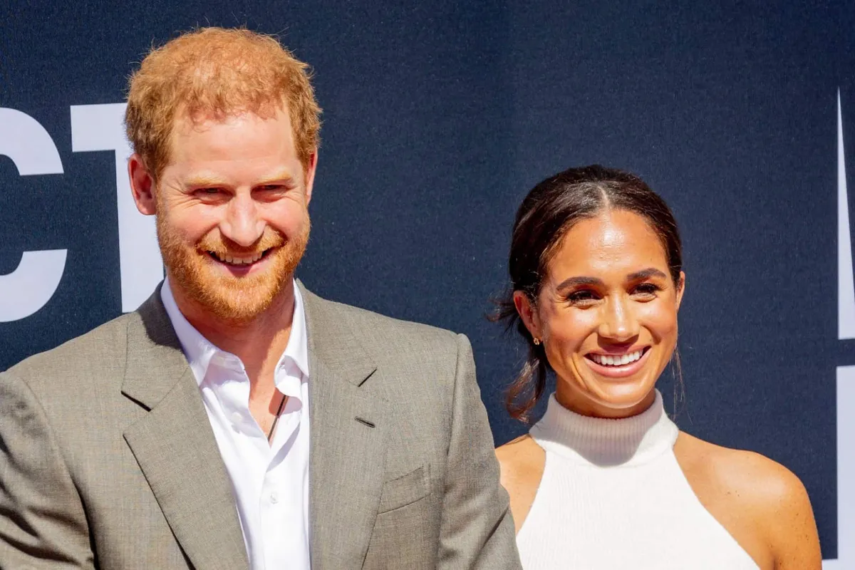 Vlak voor kroning van Charles: erg opvallende beelden van prins Harry en Meghan Markle uitgelekt