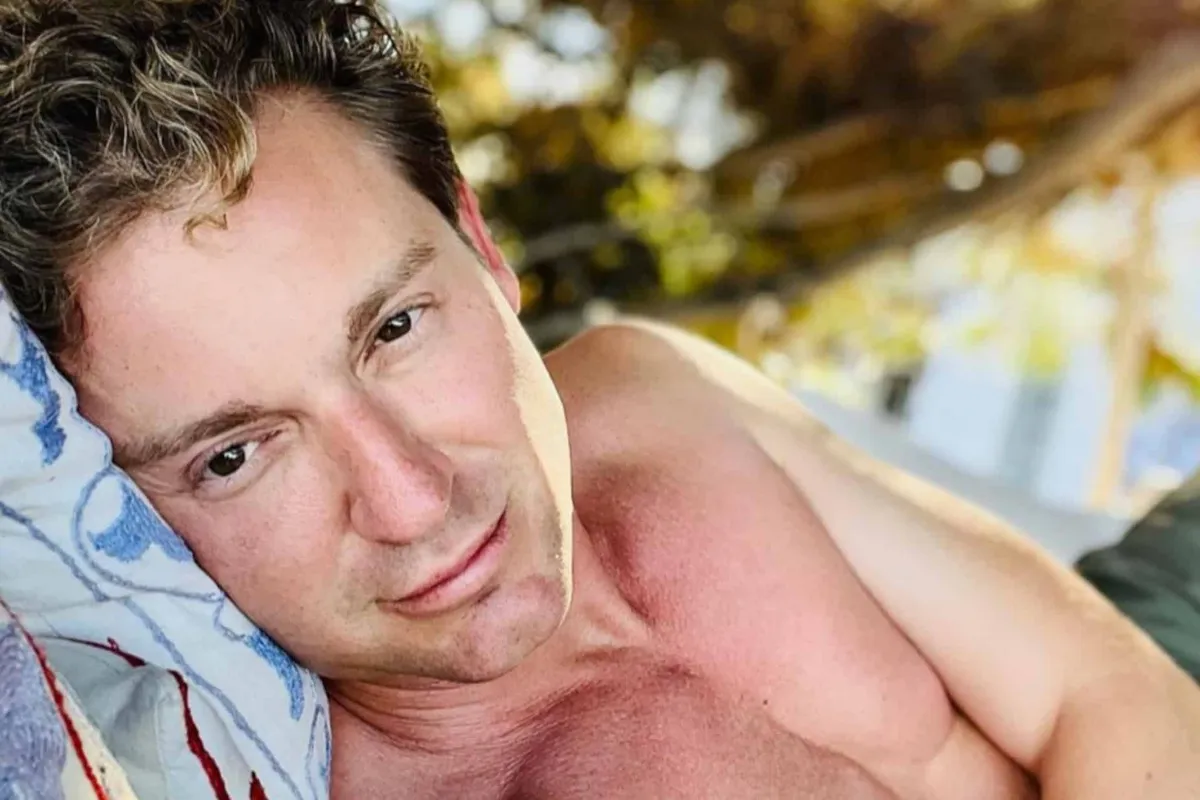 Dolverliefde Jani Kazaltzis stelt voor het eerst zijn nieuwe vriend voor