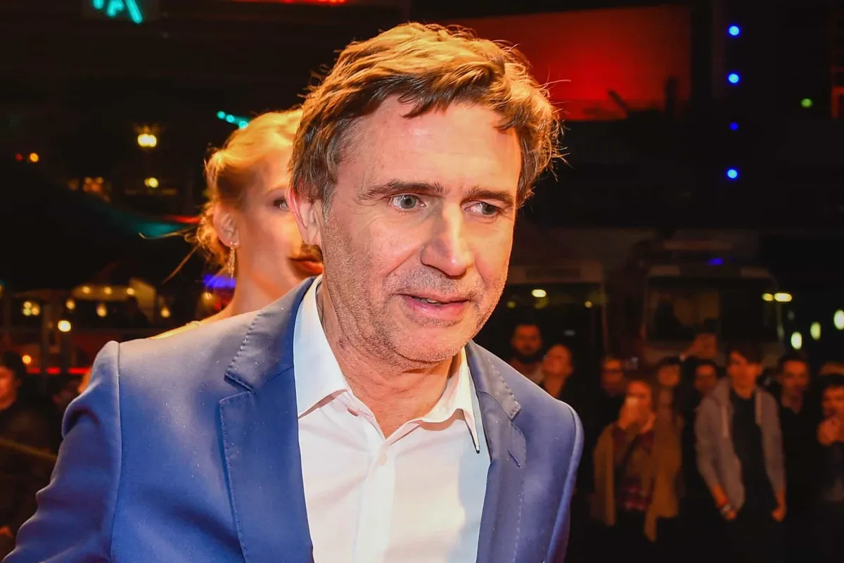 Erik Van Looy (60) is niet langer vrijgezel: "Al een tijdje samen met deze knappe kunstenares"