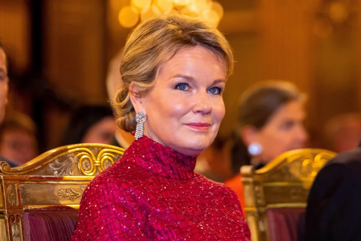 Bijzondere jurk van koningin Mathilde gaat viraal in het buitenland: beging ze een grote modeflater?